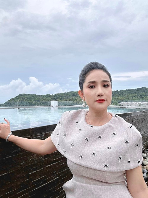 Theo Zing, Cát Tường ly hôn vì chồng cũ ngoại tình. Người thứ ba xen ngang vào, phá vỡ gia đình Cát Tường là một cô gái 19-20 tuổi. Nhiều năm sau khi ly hôn, Cát Tường cho biết, ngày xưa, chồng cũ và người thứ ba còn quá trẻ nên không ý thức được việc mình làm.