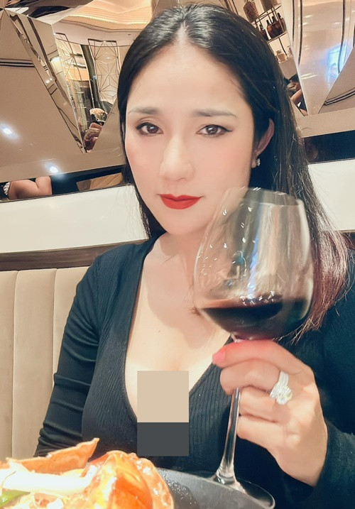 MC Cát Tường từng kết hôn. Cô yêu chồng cũ ngay lần đầu gặp và 4 tháng sau có bầu. Vì chồng cũ của Cát Tường là Việt kiều nên cưới xong, anh lại ra nước ngoài. Tình cảm vợ chồng nữ MC nhạt phai sau khi Cát Tường sinh con 1 tháng. Đến năm con gái 2 tuổi, Cát Tường ly hôn.