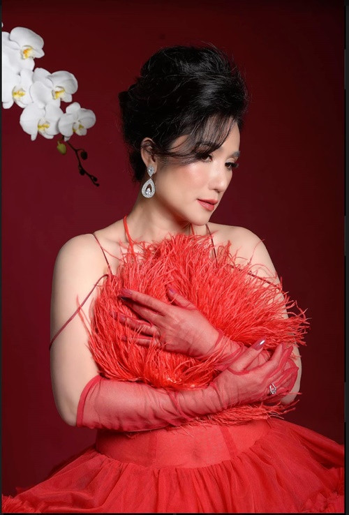 Cát Tường từng chia sẻ, cô bị một người bạn trai cũ tặng đồ giả khi hẹn hò. “Một ngày đẹp trời, một bạn nữ gửi cho tôi hình cô ấy và bạn trai tôi đang nói chuyện với nhau, kèm theo đó là lời khuyên tôi tỉnh táo lại vì đồ tôi được tặng là đồ giả và người phụ nữ đó cũng từng được tặng như thế”, bà mẹ một con cho biết.