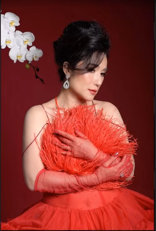 Cát Tường từng chia sẻ, cô bị một người bạn trai cũ tặng đồ giả khi hẹn hò. “Một ngày đẹp trời, một bạn nữ gửi cho tôi hình cô ấy và bạn trai tôi đang nói chuyện với nhau, kèm theo đó là lời khuyên tôi tỉnh táo lại vì đồ tôi được tặng là đồ giả và người phụ nữ đó cũng từng được tặng như thế”, bà mẹ một con cho biết.