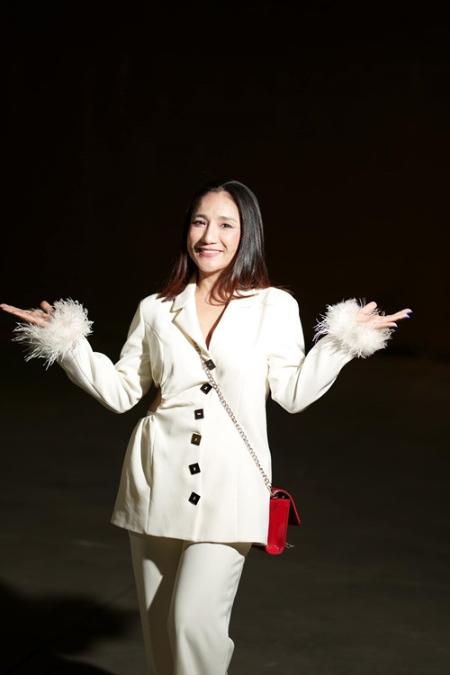 Cát Tường từng trải qua 3 mối tình với trai trẻ, kém cô hàng chục tuổi. Theo nữ MC, rào cản lớn nhất khi yêu trai kém tuổi là gia đình.