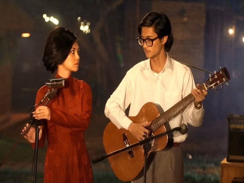 Theo Nhịp cầu đầu tư, “Em và Trịnh” có kinh phí dự kiến 40 tỷ đồng nhưng 3 lần giãn cách xã hội vì dịch và 4 cơn bão, kéo dài 64 ngày quay đã khiến kinh phí lên đến 50 tỷ. Ảnh: Người lao động