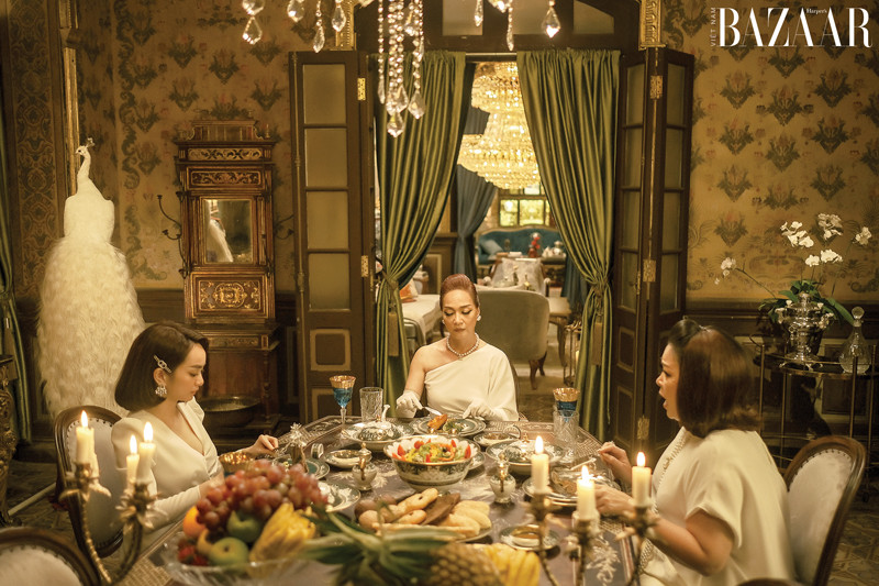 Theo Dân Việt, đoàn phim đầu tư 2 tỷ cho khu vườn Bạch Trà có diện tích 500m2. Ngoài ra, ê-kíp chỉ sử dụng lại khung sườn của Cung An Định, tất cả các đồ đạc tại đây đều được di dời để thiết kế lại toàn bộ. Tất cả chi phí nội thất tiêu tốn gần 3 tỷ đồng. Nam Cito và Bảo Nhân cũng chú trọng vào phần đồ ăn trong phim. Nghệ sĩ Hồng Vân cho hay: "Mỗi nhân vật cũng được dành riêng một món trên bàn do đầu bếp khách sạn 5 sao nấu, phản ánh tính cách thông qua sở thích ăn uống của từng người”. Ảnh: Harper’s Bazaar Việt Nam