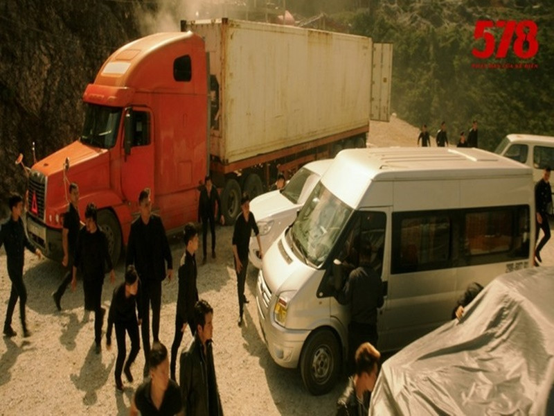 Đầu tư 60 tỷ đồng, “578: Phát đạn của kẻ điên” được đánh giá cao về những pha hành động. Người xem thót tim màn rượt đuổi giữa 5 chiếc xe container hạng nặng, dài lên tới 15m giữa con đèo nhỏ hẹp, quanh co, chiếc container lao vào đám đông hay hai chiếc xe cá mập đâm trực diện vào nhau và văng ra đến gần sát vực sâu. Ảnh: Thể thao văn hóa