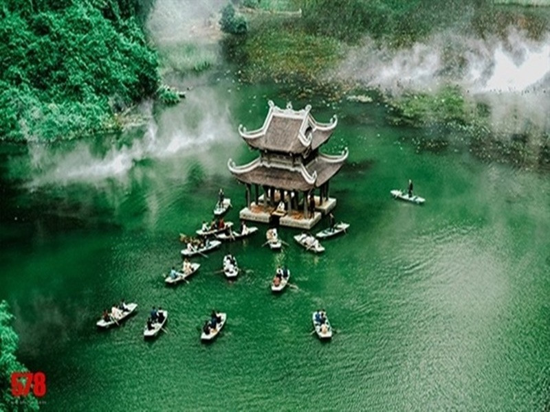 Bối cảnh phim được khen mãn nhãn với các cảnh đèo Đá Trắng (Hòa Bình), Tràng An (Ninh Bình), cao nguyên Mộc Châu (Sơn La) được quay từ trên cao. Ảnh: Dân tộc và phát triển