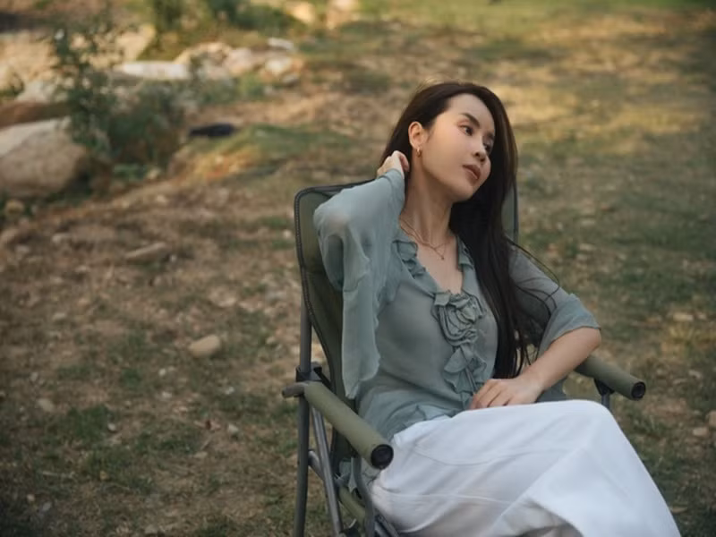 Gần đây, ca khúc "Mất anh em tìm lại thấy chính mình" được phổ biến trên các nền tảng nhưng không để lộ Lưu Hương Giang là người thể hiện. Ảnh: Người lao động