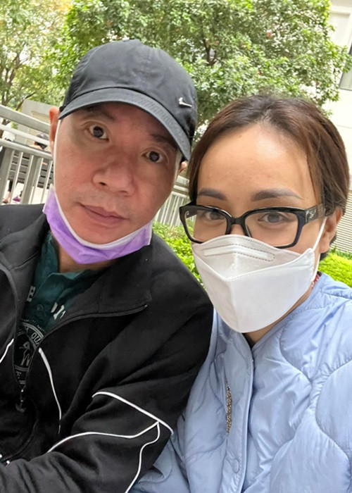 Bà xã Công Lý chia sẻ, suốt tháng ngày chồng ở viện, cô chưa từng mở lời kêu than. “Mạnh mẽ đến đâu, mình cũng là đàn bà. Mình nản chí, thì anh Lý dựa vào ai. 4 tháng ở viện, mình từng ước có một giấc ngủ trọn vẹn mà đâu dễ dàng gì”, Ngọc Hà tâm sự.