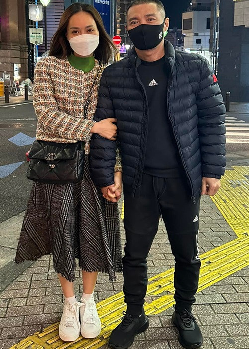 Vợ Công Lý chia sẻ trong cuộc phỏng vấn với Thể thao Văn hóa: “Tôi chưa bao giờ nghĩ đến hai chữ “bỏ cuộc”. Những gì tôi đang làm là tình cảm tôi dành cho người đàn ông bên cạnh mình, người mà tôi lựa chọn làm chồng. Khi đã lựa chọn người đàn ông này thì họ có như thế nào mình vẫn phải bên cạnh. Thú thật, tôi là người sống rất bản năng, yêu ai là yêu hết mình. Tôi thương anh như thế nào, yêu anh ra sao, tất cả đã thể hiện qua những hành động của tôi trong thời điểm khó khăn nhất trong cuộc đời họ, chẳng phải vì một lý do nào khác”.