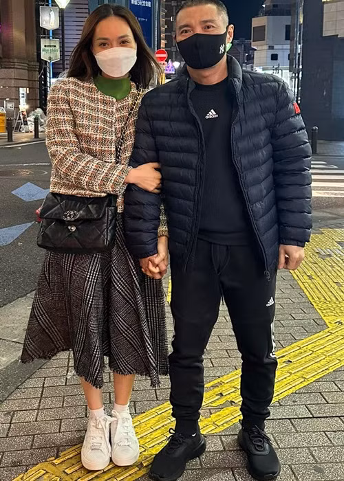 Vợ Công Lý chia sẻ trong cuộc phỏng vấn với Thể thao Văn hóa: “Tôi chưa bao giờ nghĩ đến hai chữ “bỏ cuộc”. Những gì tôi đang làm là tình cảm tôi dành cho người đàn ông bên cạnh mình, người mà tôi lựa chọn làm chồng. Khi đã lựa chọn người đàn ông này thì họ có như thế nào mình vẫn phải bên cạnh. Thú thật, tôi là người sống rất bản năng, yêu ai là yêu hết mình. Tôi thương anh như thế nào, yêu anh ra sao, tất cả đã thể hiện qua những hành động của tôi trong thời điểm khó khăn nhất trong cuộc đời họ, chẳng phải vì một lý do nào khác”.