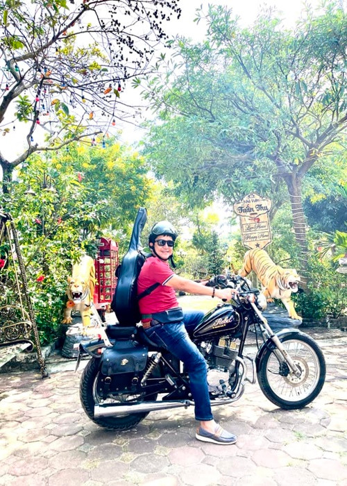 Theo Tổ Quốc, sau khi nghỉ hưu, Chí Trung vẫn có rất nhiều hợp đồng quảng cáo nên thu nhập tương đối tốt.