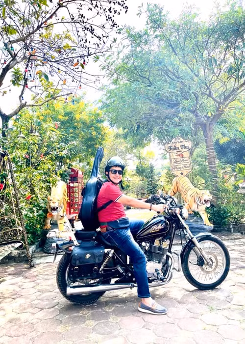 Theo Tổ Quốc, sau khi nghỉ hưu, Chí Trung vẫn có rất nhiều hợp đồng quảng cáo nên thu nhập tương đối tốt.