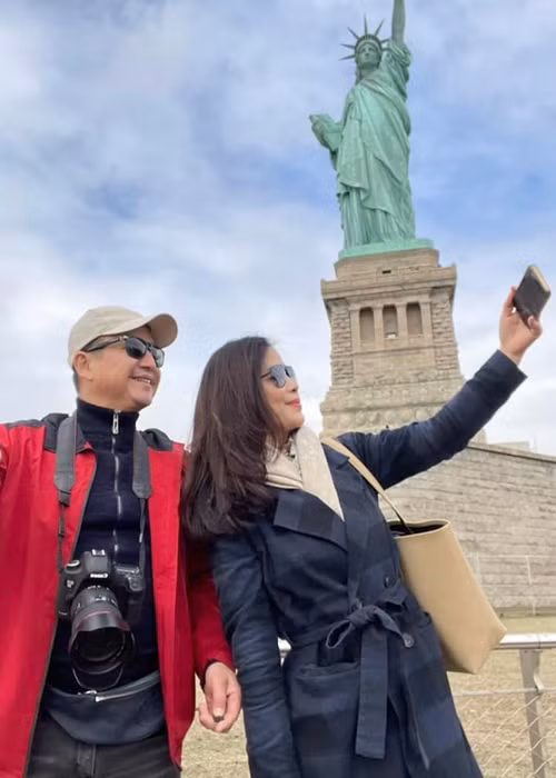 Chí Trung du lịch nhiều nơi trong nước và ngoài nước.