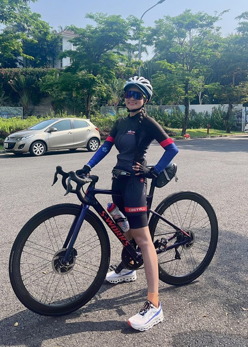 Thủy Top theo đuổi nhiều môn thể thao như chạy bộ, đạp xe, bơi, yoga, gym, leo núi. Ảnh: FBNV.