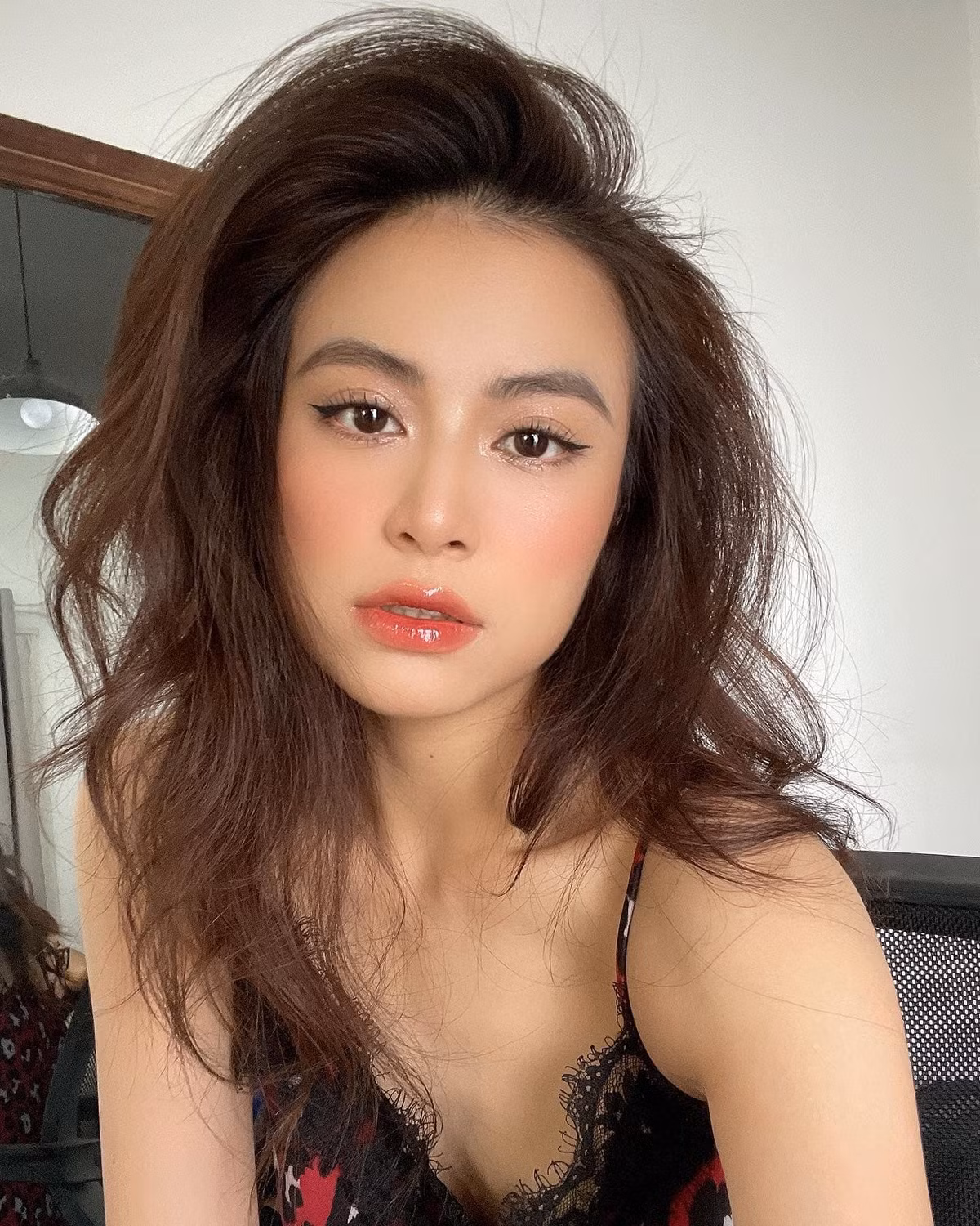 Không giống Thủy Top, Hoàng Thùy Linh vẫn kiên trì theo đuổi âm nhạc. Cô liên tục ra MV, trong đó nhiều sản phẩm gây sốt như “See tình”, “Để Mị nói cho mà nghe”, “Bánh trôi nước”. Ảnh: FBNV.