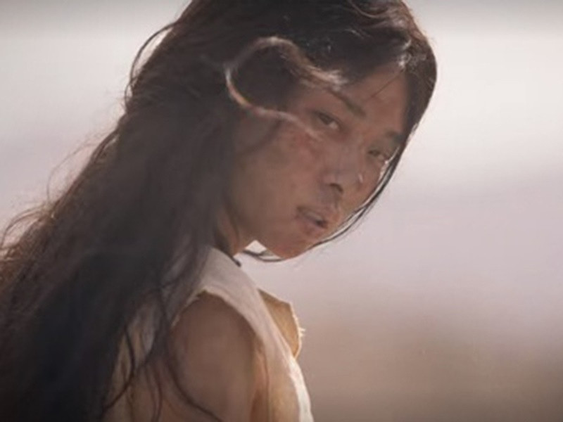 Ngô Thanh Vân còn góp mặt trong bộ phim The old guard ra mắt năm 2020. Nhân vật của cô là Quỳnh - nữ chiến binh bất tử đầu tiên sát cánh chiến đấu cùng nữ chính Andy (Charlize Theron) trong quá khứ. Ảnh: Netflix.