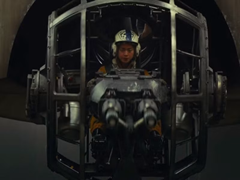 Vì Ngô Thanh Vân diễn xuất khá tốt, nhà sản xuất và đạo diễn cho cô gỡ mũ trùm trước khi chết để khán giả có thể kịp nhận ra nữ diễn viên đóng Paige Tico là ai. Ảnh: Vietnamnet.