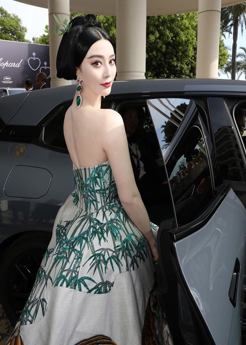 "Nàng Kim Tỏa" tham gia buổi công chiếu "Jeanne du Barry" - phim do Johnny Depp đóng chính, mở màn LHP Cannes năm nay. Vài mùa Cannes trước, Phạm Băng Băng vắng mặt vì vướng scandal trốn thuế năm 2018. Ảnh: Instagram