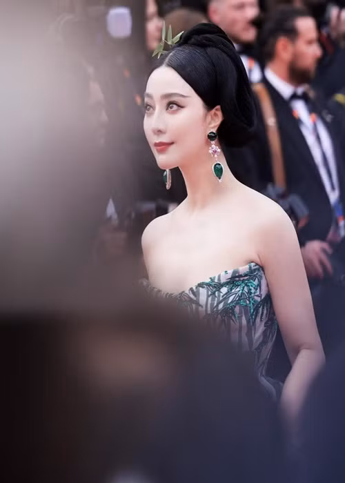 Hàng loạt báo quốc tế như Harper's Bazaar, New York Times, Vogue, Insider đăng tải loạt ảnh Phạm Băng Băng trên thảm đỏ Cannes ngày đầu tiên. Ảnh: Instagram