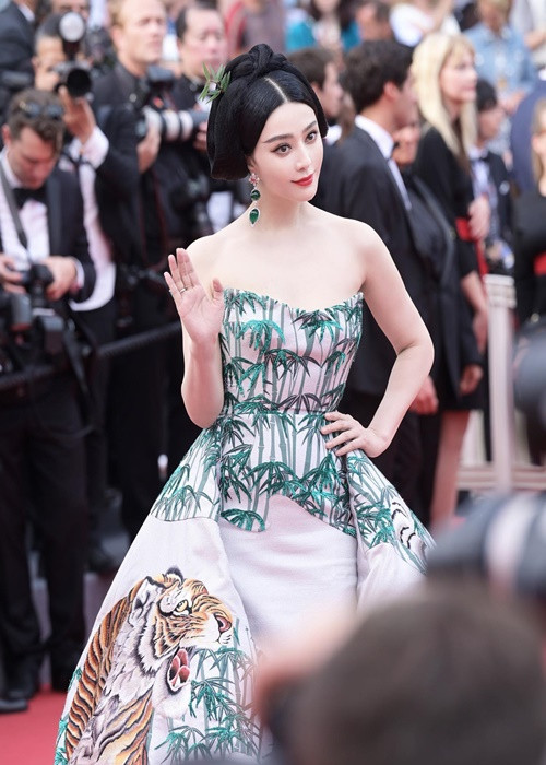Trên thảm đỏ Cannes 2023 ngày đầu tiên, nữ diễn viên xứ Trung diện váy lấy cảm hứng từ "mãnh hổ xuống núi". Ảnh: Instagram