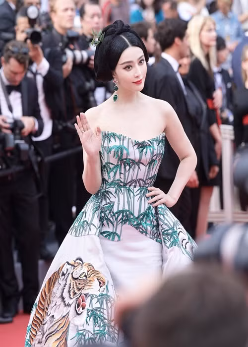 Trên thảm đỏ Cannes 2023 ngày đầu tiên, nữ diễn viên xứ Trung diện váy lấy cảm hứng từ "mãnh hổ xuống núi". Ảnh: Instagram