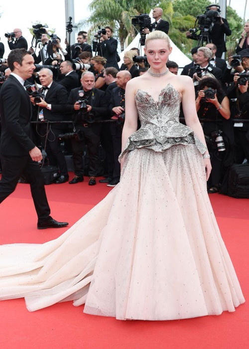 Thảm đỏ Cannes ngày đầu tiên còn có sự góp mặt của "công chúa" xứ Hollywood Elle Fanning. Ảnh: Harpersbazaar