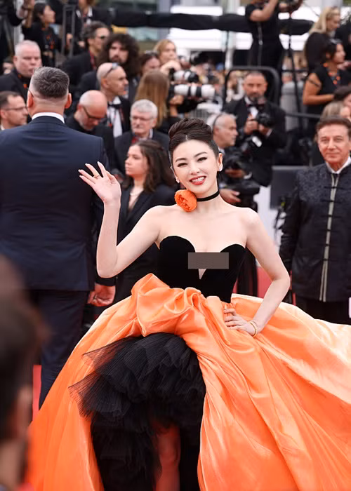 Nhiều ngôi sao xứ Trung cũng dự thảm đỏ Cannes 2023 ngày đầu tiên. Trương Vũ Kỳ là một trong số đó. Ảnh: Weibo