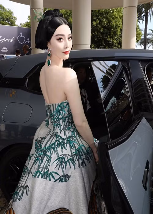 "Nàng Kim Tỏa" tham gia buổi công chiếu "Jeanne du Barry" - phim do Johnny Depp đóng chính, mở màn LHP Cannes năm nay. Vài mùa Cannes trước, Phạm Băng Băng vắng mặt vì vướng scandal trốn thuế năm 2018. Ảnh: Instagram