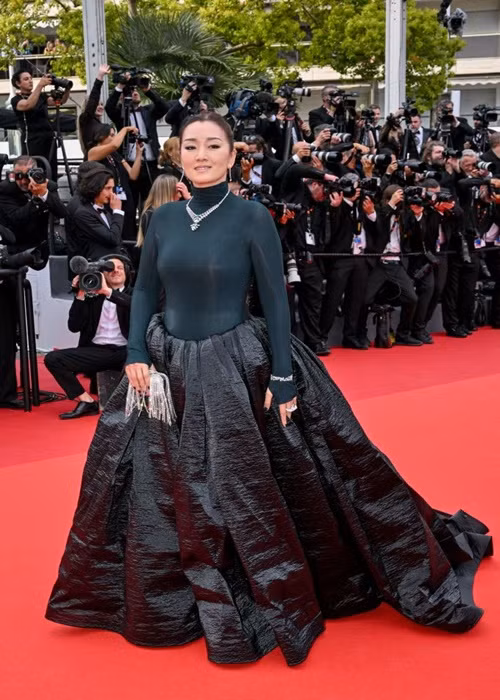 Củng Lợi mặc kín như bưng. Ít ngày trước, "nữ hoàng điện ảnh Trung Quốc” cùng chồng sang Pháp để tham gia liên hoan phim. Ảnh: Harpersbazaar