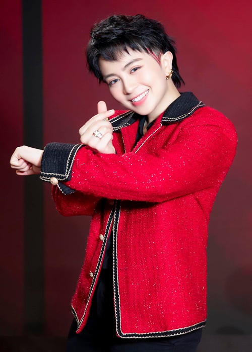 Ngoại hình của Gil Lê được nhiều nghệ sĩ yêu mến. Thanh Duy cho biết: “Không biết mọi người thế nào nhưng với tôi, Gil Lê sở hữu nét đẹp của một thiên thần". MC Lại Văn Sâm cho biết: "Thanh Duy nhận xét rất đúng, tôi và vợ đều rất thích Gil Lê. Mỗi lần Gil Lê xuất hiện, vợ chồng tôi đều rất thích thú bàn luận về vẻ đẹp của cô ấy". Ảnh: FBNV