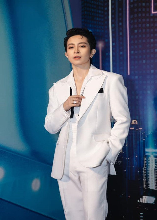 Gil Lê từng giải thích về việc sống kín tiếng. “Gil cũng hay chia sẻ lên mạng xã hội hoặc trang cá nhân của Gil. Tuy nhiên, Gil nghĩ mạng xã hội có quá nhiều điều tiêu cực và quá nhiều điều nó ảnh hưởng tới tâm lý cảm xúc của mọi người rồi. Gil chỉ mong mọi người lướt qua hình của Gil, có lướt qua facebook của Gil thì họ thấy nhẹ nhàng thoải mái hơn và đó cũng là điều Gil muốn chia sẻ ra ngoài thôi. Còn những vấn đề xảy ra trong cuộc sống của mình thì bản thân mình sẽ tự giải quyết”, PLO dẫn lời “cô nàng đẹp trai nhất Vbiz”. Ảnh: FBNV