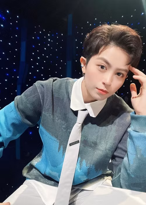 Là một trong những nữ nghệ sĩ hiếm hoi theo đuổi phong cách tomboy, Gil Lê chia sẻ trên Người lao động, cô thích là một nghệ sĩ mang phong cách "unisex" mạnh mẽ và nổi bật. Ảnh: FBNV