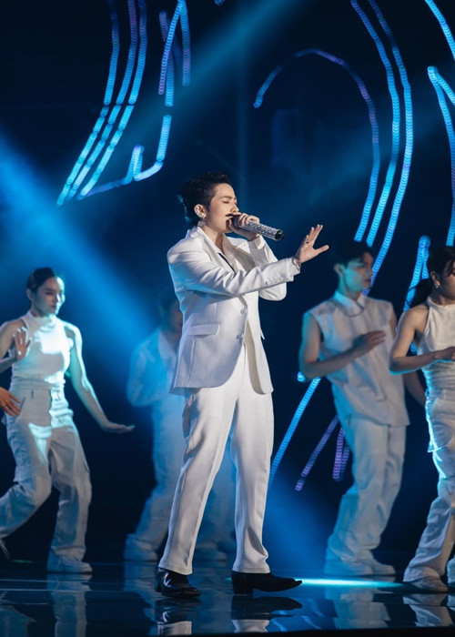 Gil Lê hiện tại vừa làm MC vừa ca hát. Ảnh: FBNV