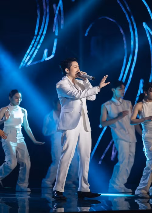 Gil Lê hiện tại vừa làm MC vừa ca hát. Ảnh: FBNV