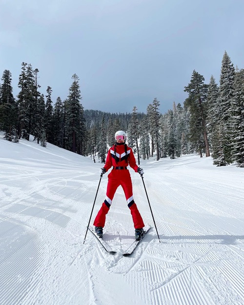 Phạm Hương còn thích trượt tuyết.