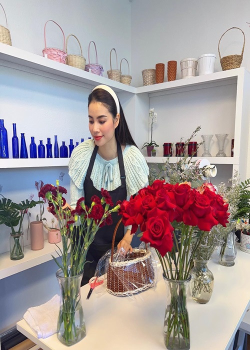 Phạm Hương chia sẻ, cô cảm thấy hạnh phúc khi mỗi ngày làm bạn với những bông hoa đẹp.