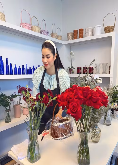 Phạm Hương chia sẻ, cô cảm thấy hạnh phúc khi mỗi ngày làm bạn với những bông hoa đẹp.