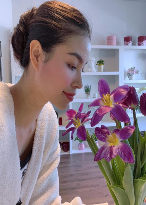 Gần đây, Hoa hậu Hoàn vũ Việt Nam 2015 chia sẻ sở thích cắm hoa.