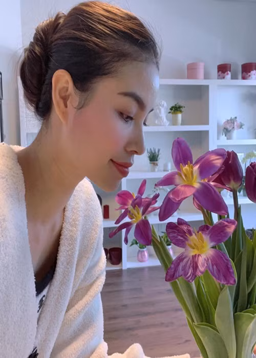 Gần đây, Hoa hậu Hoàn vũ Việt Nam 2015 chia sẻ sở thích cắm hoa.