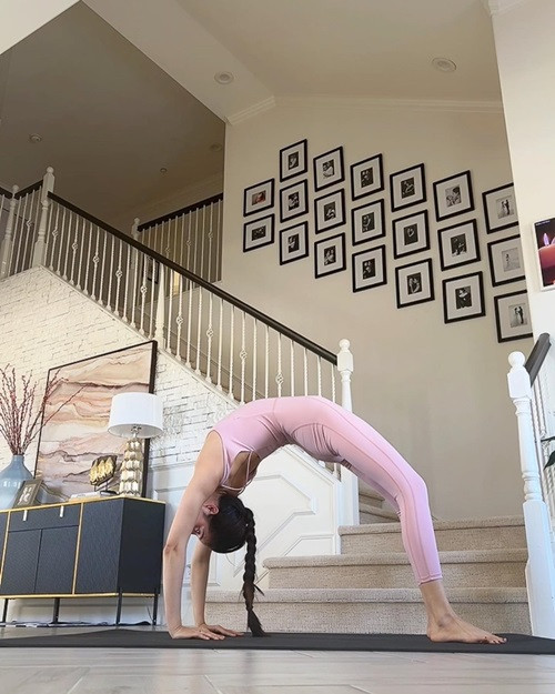 Nàng hậu gốc Hải Phòng không ít lần khoe thực hiện các động tác khó, đẹp mắt.