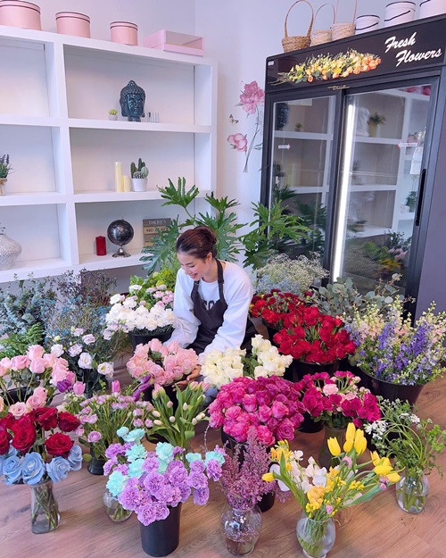 Nàng hậu mở một tiệm hoa ở Mỹ.