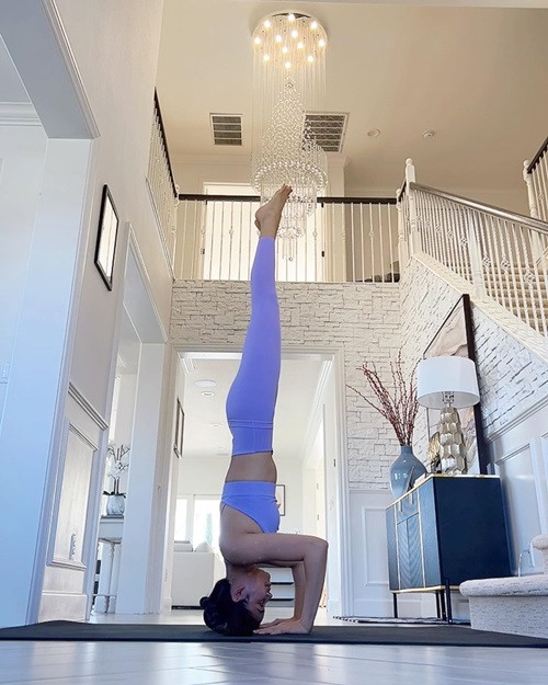 Sau khi sinh nở, Phạm Hương chăm tập yoga. Cô thường dành 1 tiếng đồng hồ mỗi ngày cho bộ môn thể thao này.