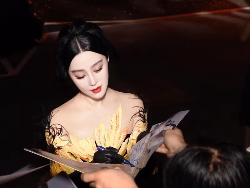 Phạm Băng Băng ký tặng người hâm mộ khi đến dự tiệc tối khai mạc Cannes 2023. Ảnh: FBNV