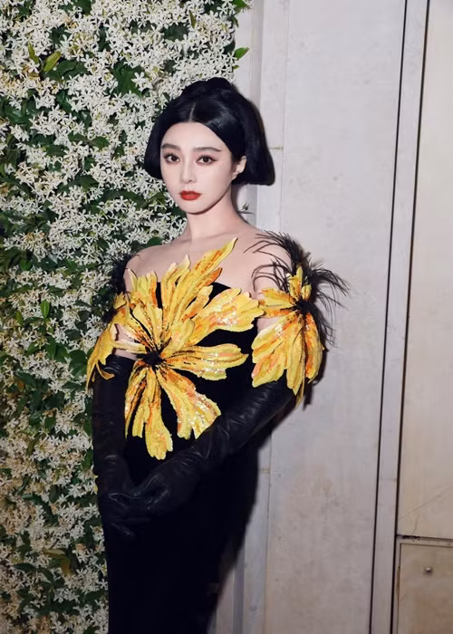 Nữ diễn viên "Hoàn Châu cách cách" diện váy đen gắn họa tiết bông hoa vàng. Ảnh: FBNV