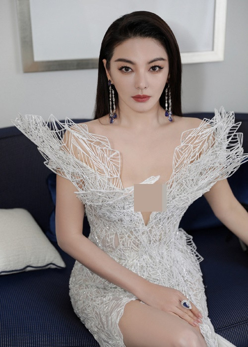 Trang phục thiết kế tinh xảo, bó sát tôn vòng một gợi cảm, đôi chân dài nuột nà của Trương Vũ Kỳ. Ảnh: Sina