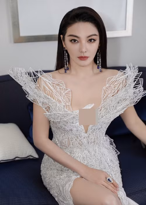 Trang phục thiết kế tinh xảo, bó sát tôn vòng một gợi cảm, đôi chân dài nuột nà của Trương Vũ Kỳ. Ảnh: Sina