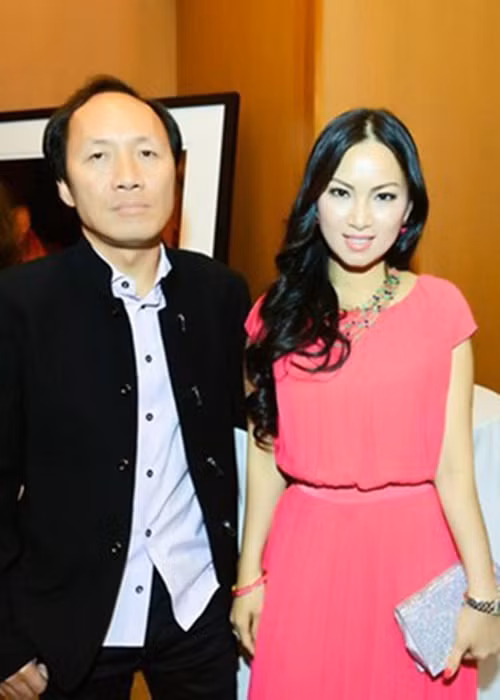 Mới đây, một cư dân mạng chia sẻ bài viết từ báo nước ngoài nhắc về doanh nhân Chính Chu - chồng ca sĩ Hà Phương. Theo bài viết này, Hà Phương là vợ cũ của Chính Chu. Nhanh chóng, Hà Phương lên tiếng phủ nhận thông tin này. Ảnh: Zing