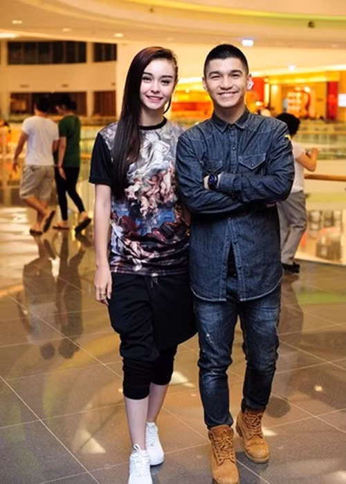 Sau Chi Pu, Cường Seven yêu Mlee. Anh cùng người đẹp lai Việt - Pháp góp mặt trong một MV ra mắt tháng 4/2014. Đến tháng 6/2015, cả hai công khai mối quan hệ. Ảnh: Zing