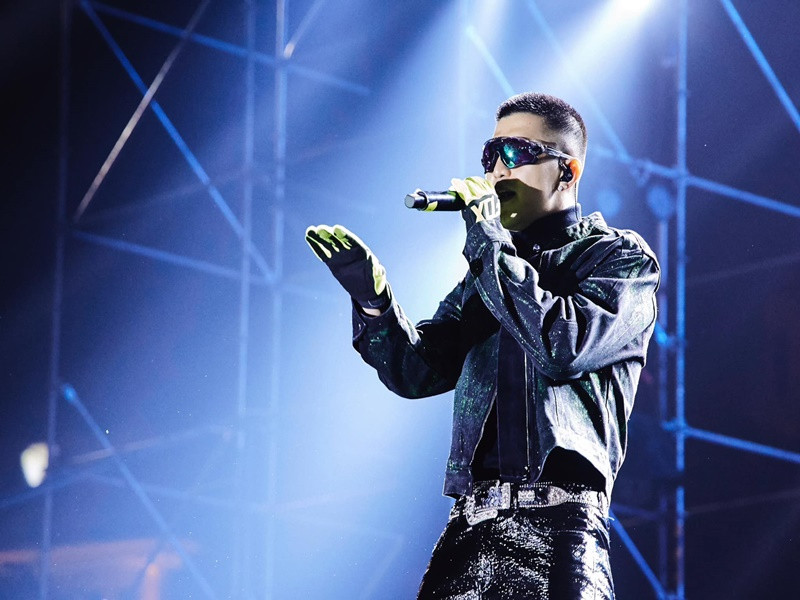 Những năm qua, Cường Seven miệt mài đi hát. Ảnh: FBNV