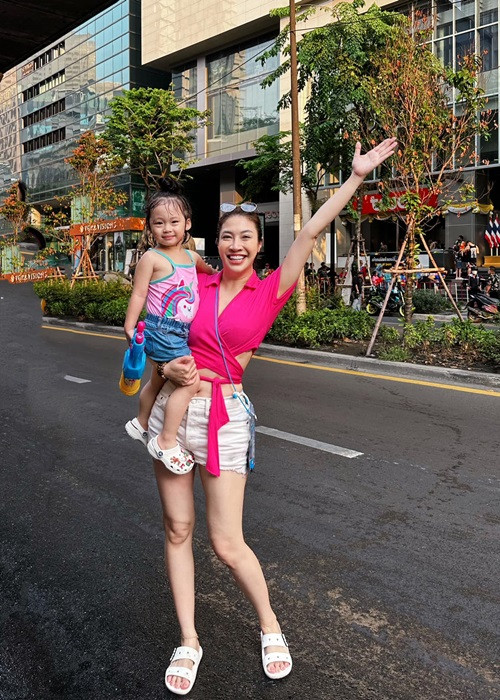 Nữ ca sĩ thường xuyên đưa con gái đi du lịch.