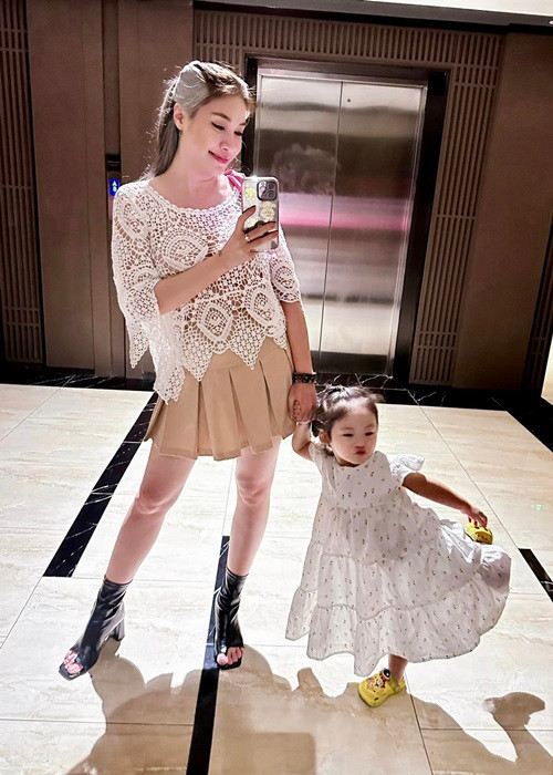 Mối quan hệ giữa Pha Lê và chồng cũ tốt đẹp trong thời gian đầu chia tay. Thậm chí, nữ ca sĩ từng chúc chồng cũ hạnh phúc khi anh có tình mới. Tuy nhiên, sau đó, mối quan hệ giữa Pha Lê và người cũ lại xấu đi.